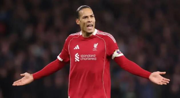 Van Dijk thất vọng sau trận thua Wolves. Van Dijk thất vọng sau trận thua Wolves.