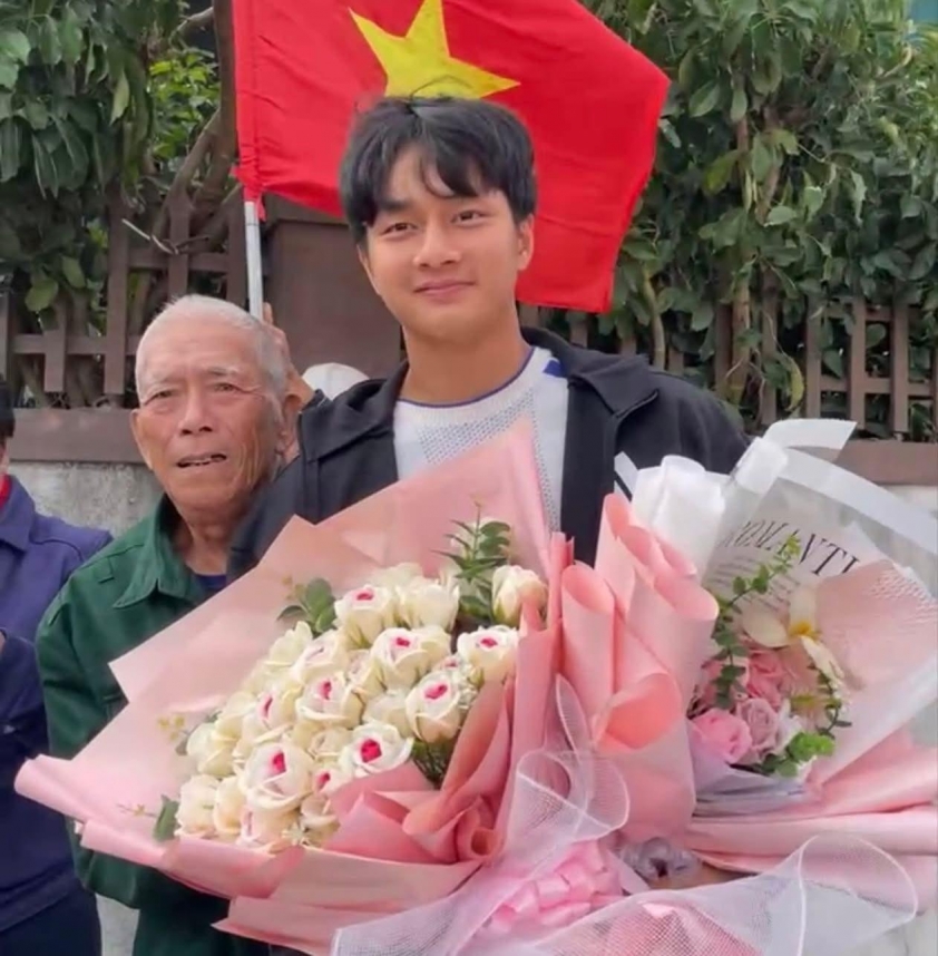 Thủ môn Cao Văn Bình được chào đón nồng nhiệt tại quê nhà 785247 Thủ môn Cao Văn Bình được chào đón nồng nhiệt tại quê nhà