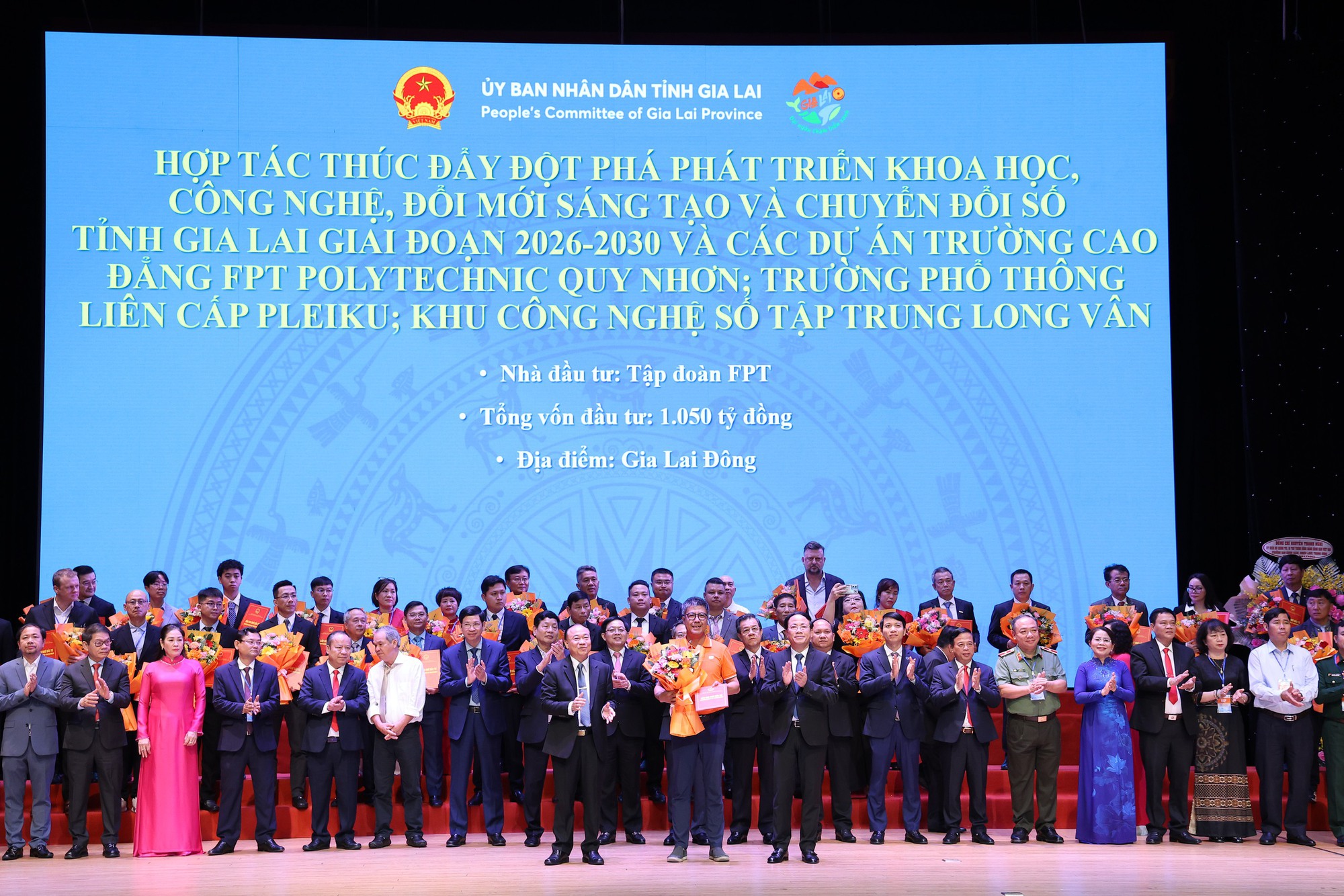 FPT đề xuất cùng Gia Lai xây dựng trung tâm AI, đầu tư hạ tầng công nghệ và giáo dục- Ảnh 1. Đại diện FPT nhận hợp tác thúc đẩy đột phá phát triển Khoa học, Công nghệ, Đổi mới sáng tạo và Chuyển đổi số tỉnh Gia Lai giai đoạn 2026-2030.