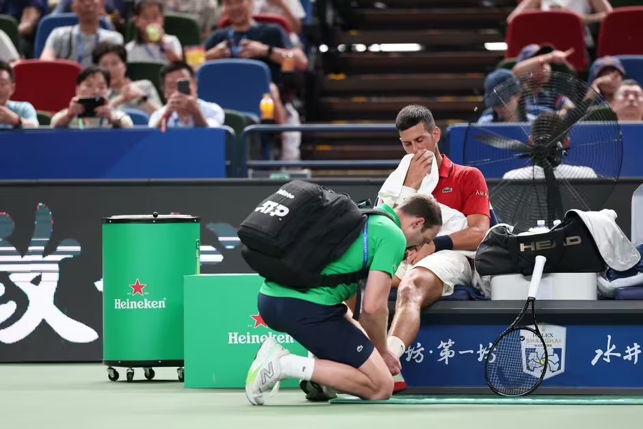 Djokovic đau gót chân vẫn thể hiện bản lĩnh đúng lúc để vào tứ kết Thượng Hải Masters 2025 - Ảnh 1. Djokovic đau gót chân vẫn thể hiện bản lĩnh đúng lúc để vào tứ kết Thượng Hải Masters 2025 - Ảnh 1.