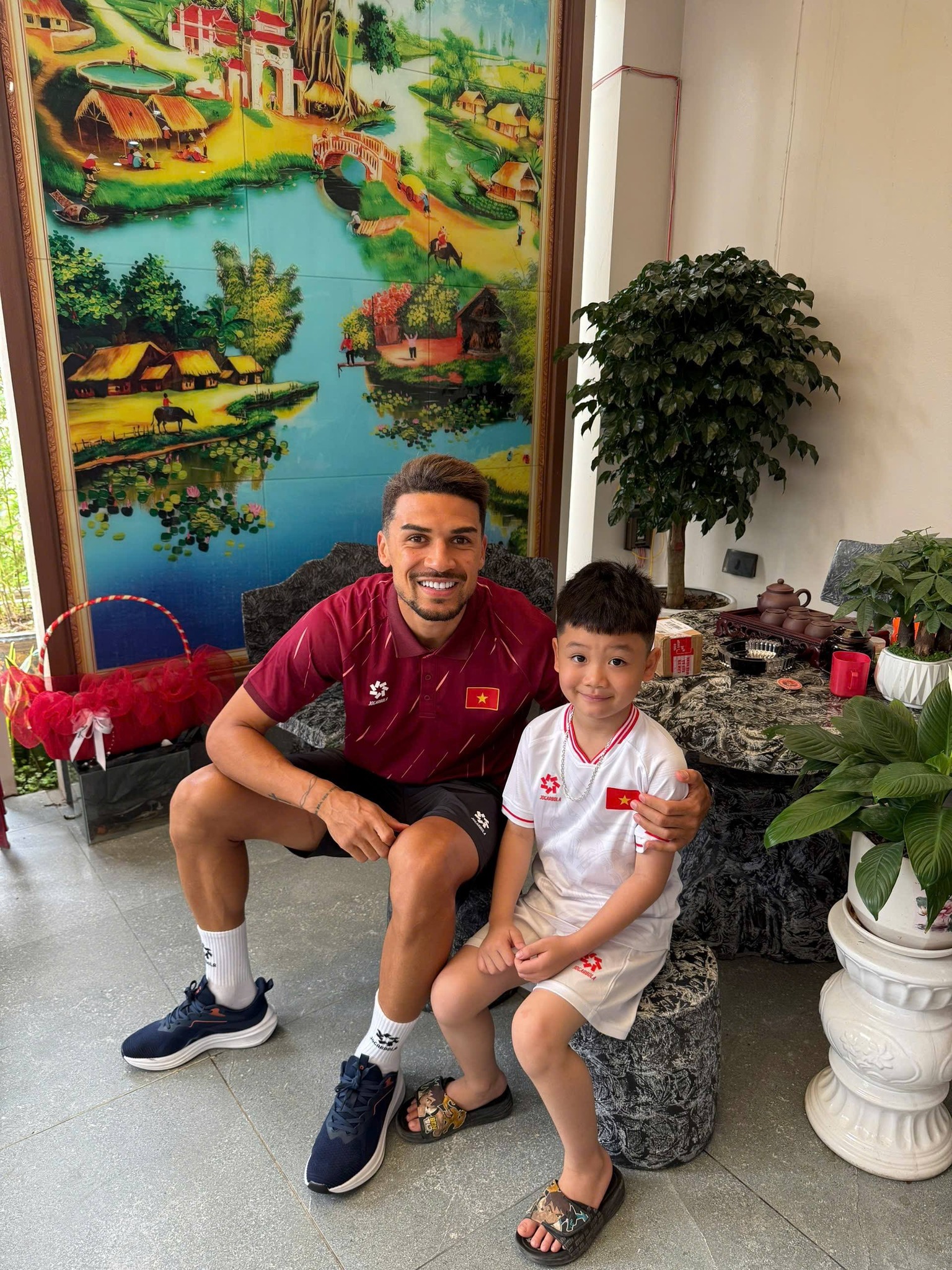 Các cầu thủ vui vẻ bên người thân của Tuấn Hải