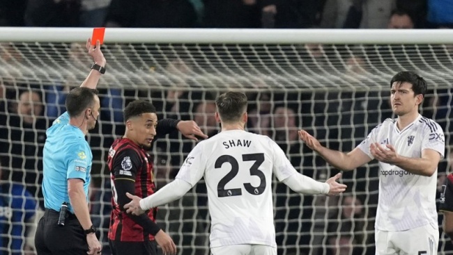 Maguire nhận thẻ đỏ. Maguire nhận thẻ đỏ.