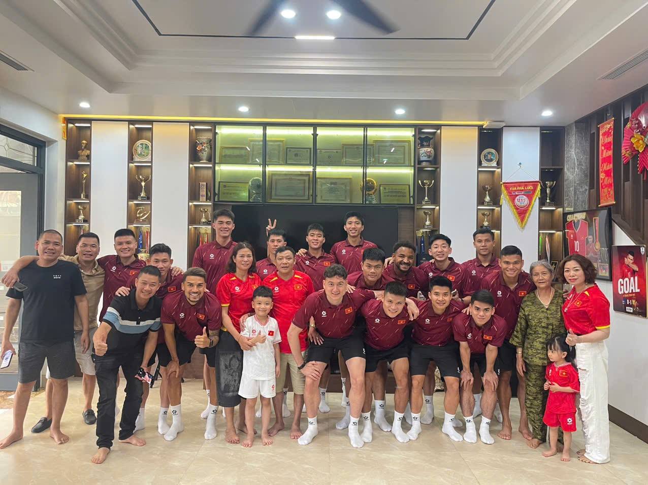 Các tuyển thủ đội tuyển Việt Nam tham quan biệt thự