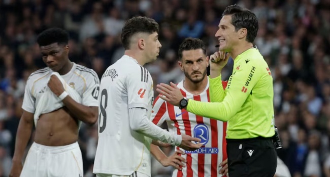 Federico Valverde nhận thẻ đỏ khiến Real thiếu người.