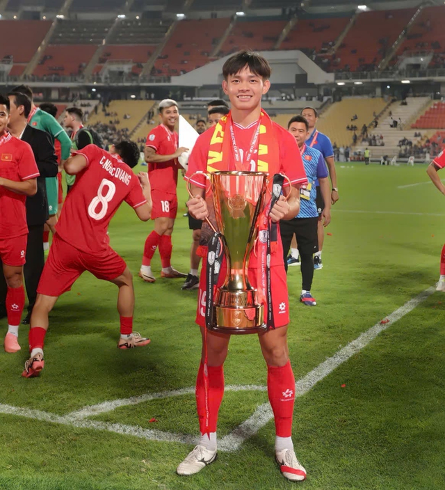 Bùi Vĩ Hào cùng đội tuyển Việt Nam ăn mừng chiến thắng