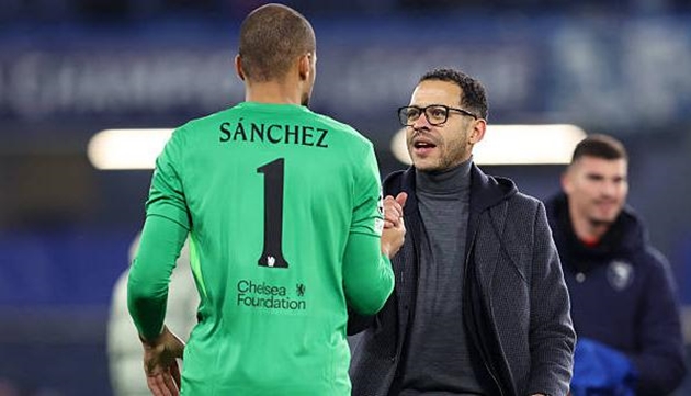 Liam Rosenior nên trả lại vị trí cho Robert Sanchez.