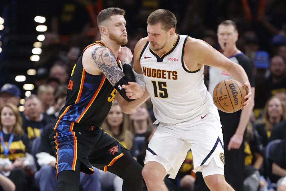 Lu Dort phòng ngự trên sân