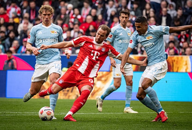 Hậu vệ Union Berlin không thể ngăn cản Kane.