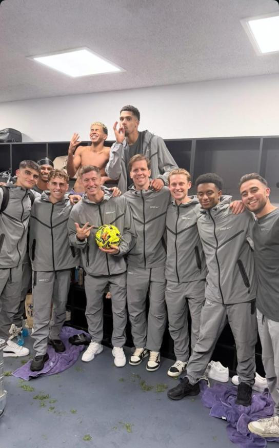 Lewandowski chia sẻ niềm vui với đồng đội trong phòng thay đồ