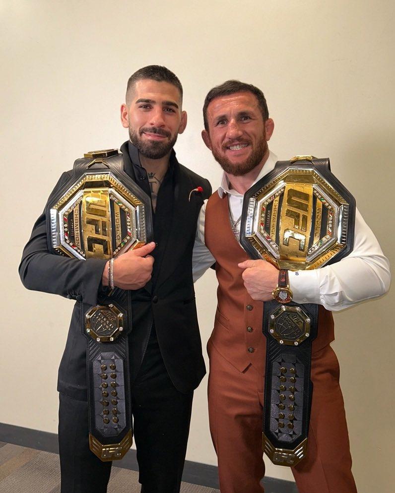 Merab Dvalishvili và Ilia Topuria bên nhau trong buổi tập Merab Dvalishvili (phải) và Ilia Topuria có mối quan hệ tốt đẹp.