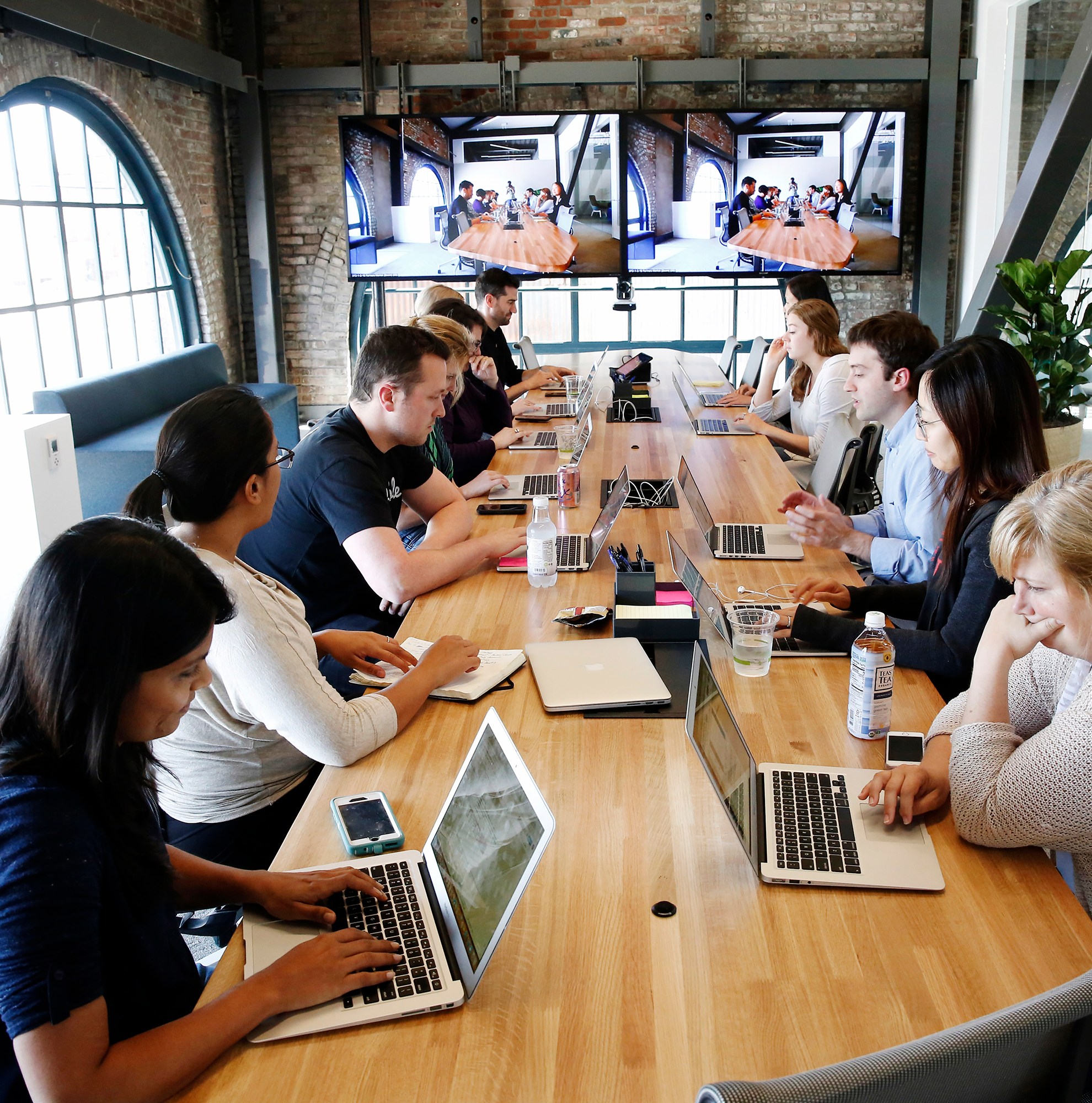 Lập trình viên và nhân viên văn phòng sử dụng AI