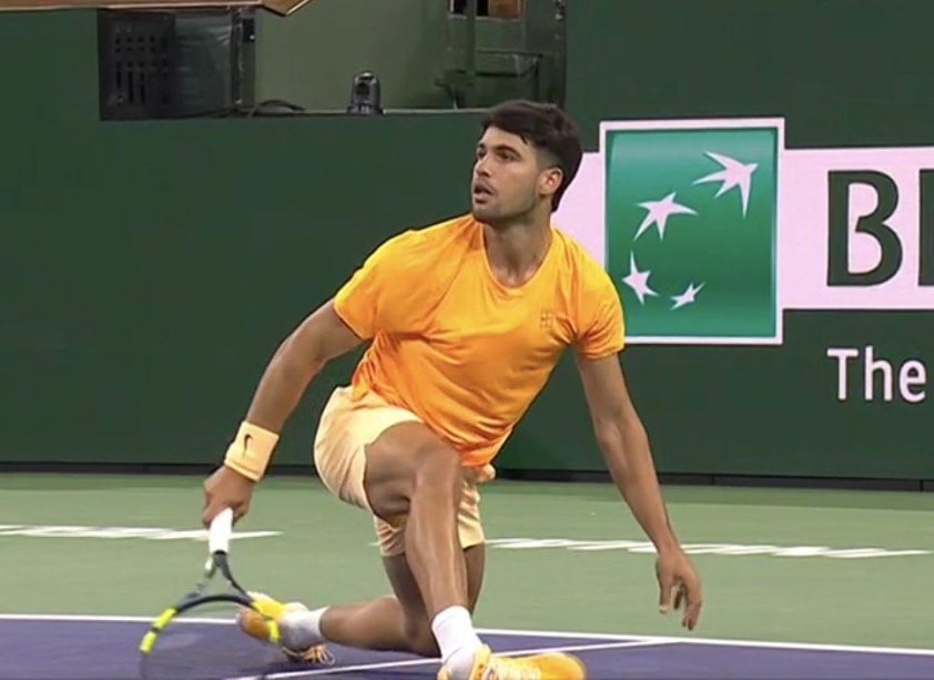 Trẹo mắt cá chân, Alcaraz vẫn tìm được đường vào vòng 4 Indian Wells