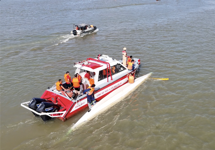 Lật thuyền đua trên sông Đồng Nai, 12 vận động viên rơi xuống sông - Ảnh 2.