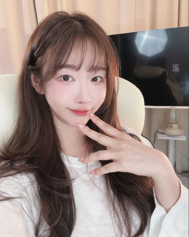 Nữ streamer nghệ sĩ với phong cách đa chiều