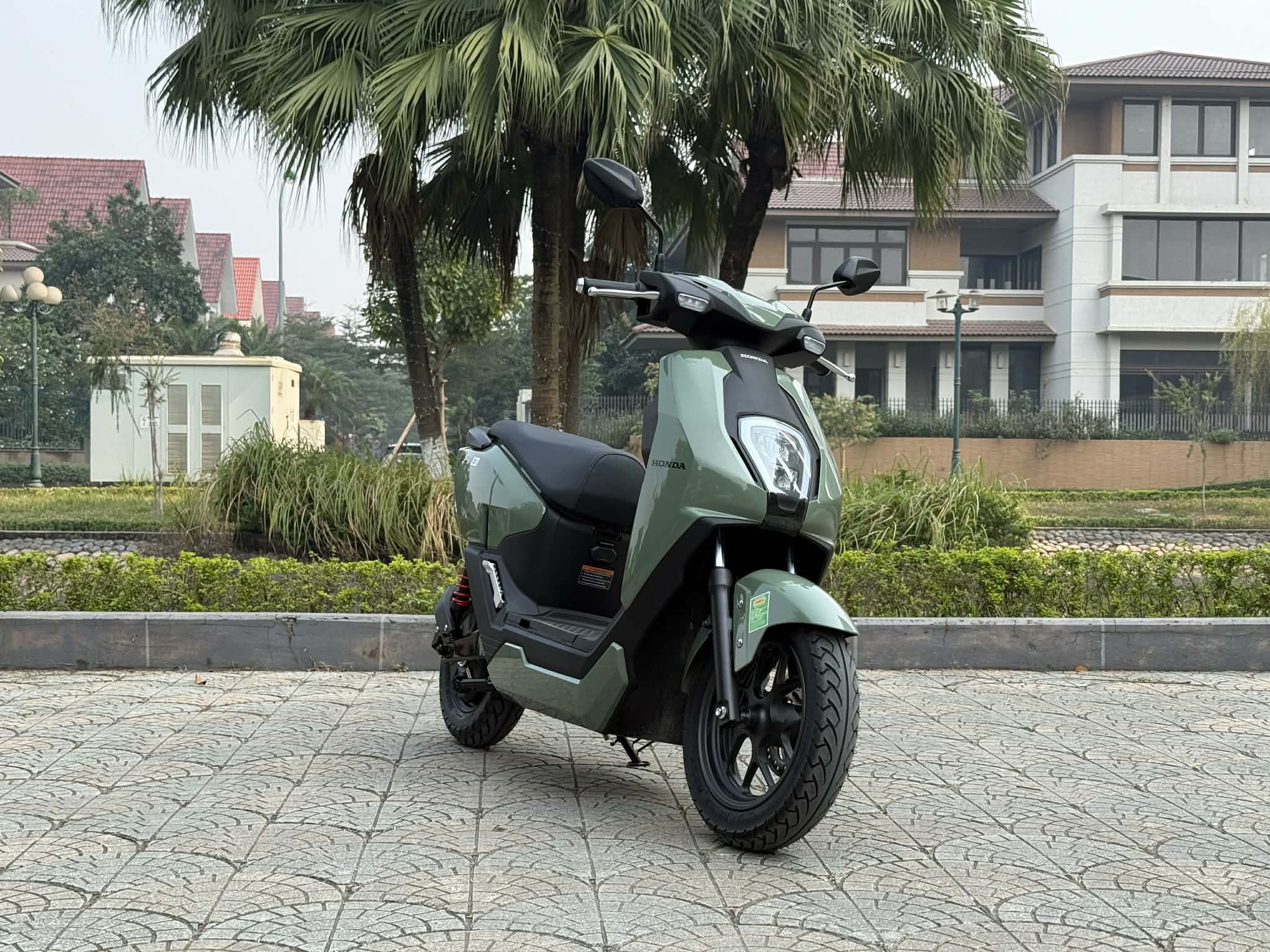 Việc chuyển từ xe xăng sang xe điện khiến người dùng phải làm quen với lịch sạc pin hằng ngày.