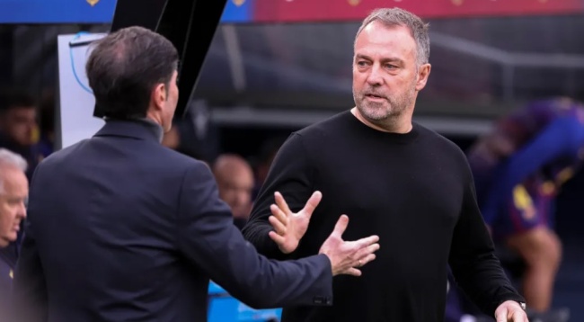 HLV Flick tranh cãi với đối thủ. HLV Flick tranh cãi với đối thủ