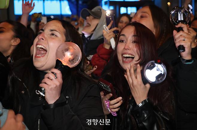 Khán giả reo hò cổ vũ