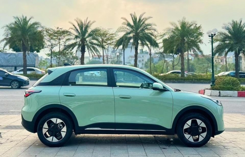 Ngoại thất xe điện Geely EX2 màu trắng xanh