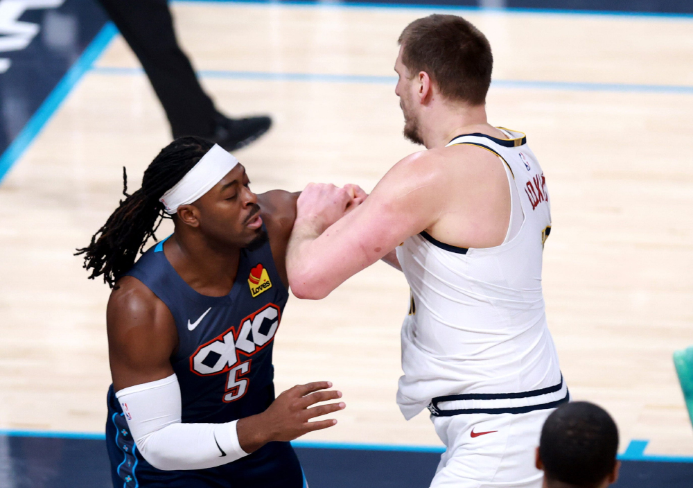 Lu Dort và Nikola Jokic va chạm