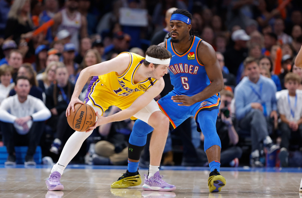 Isaiah Hartenstein thi đấu dưới rổ