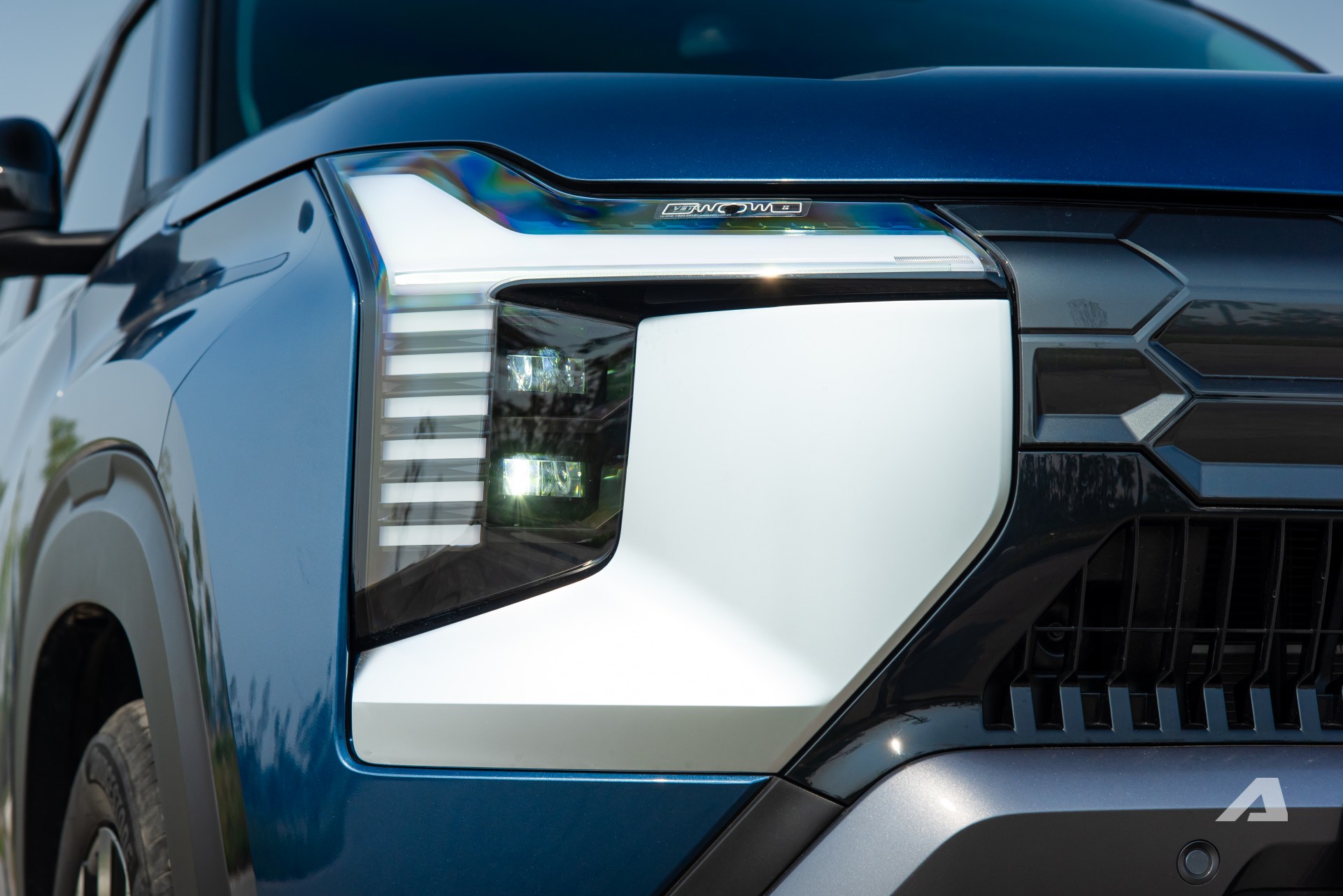 Đem Mitsubishi Destinator và Mazda CX-5 so găng thực tế xem tầm 800 triệu đồng thì xe nào đáng mua hơn và đây là câu trả lời- Ảnh 15. Công nghệ chiếu sáng giữa hai mẫu SUV phân khúc C