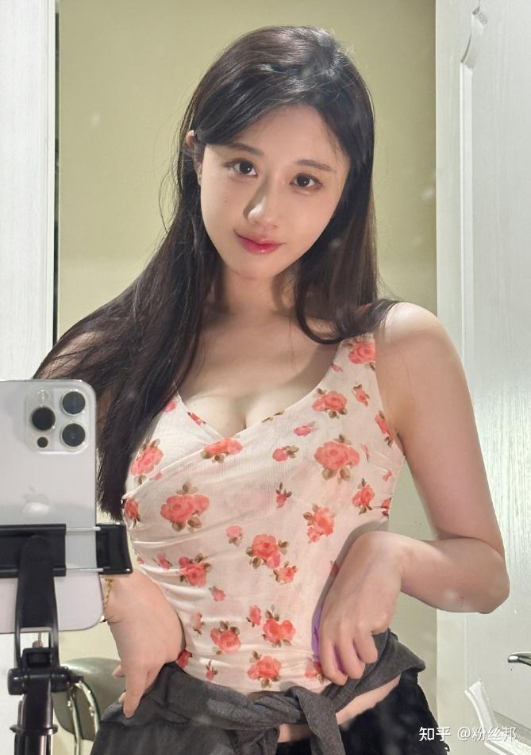 Nữ streamer gợi cảm thừa nhận vẫn độc thân, gây sốc khi tuyên bố đang 'lãng phí gen tốt của mình'