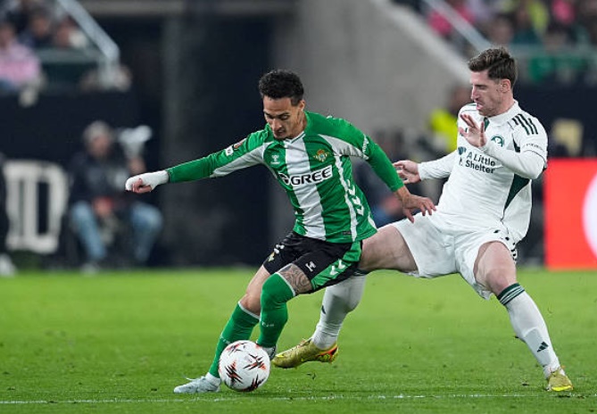 Ngôi sao xứ Samba liên tục khuấy đảo hành lang cánh.