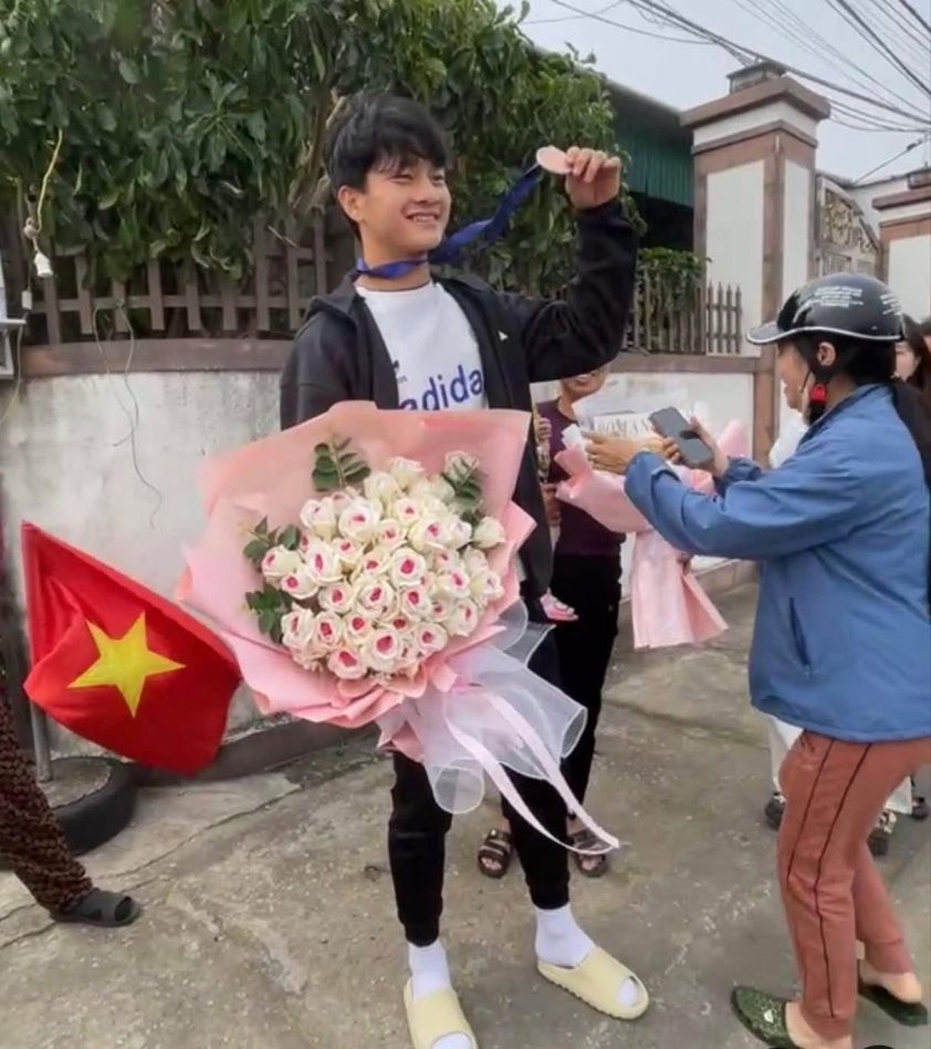 Thủ môn Cao Văn Bình được chào đón nồng nhiệt tại quê nhà 785248 Bà con ở quê nhà ra đón thủ môn U23 Việt Nam