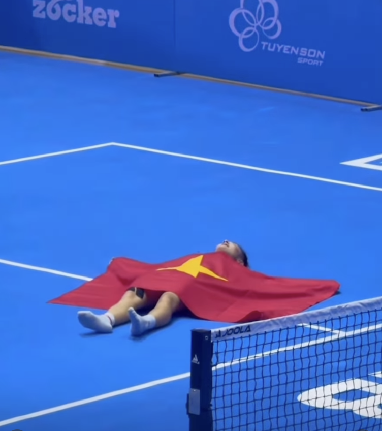 Alix Trương ăn mừng chiến thắng cùng lá cờ Việt Nam