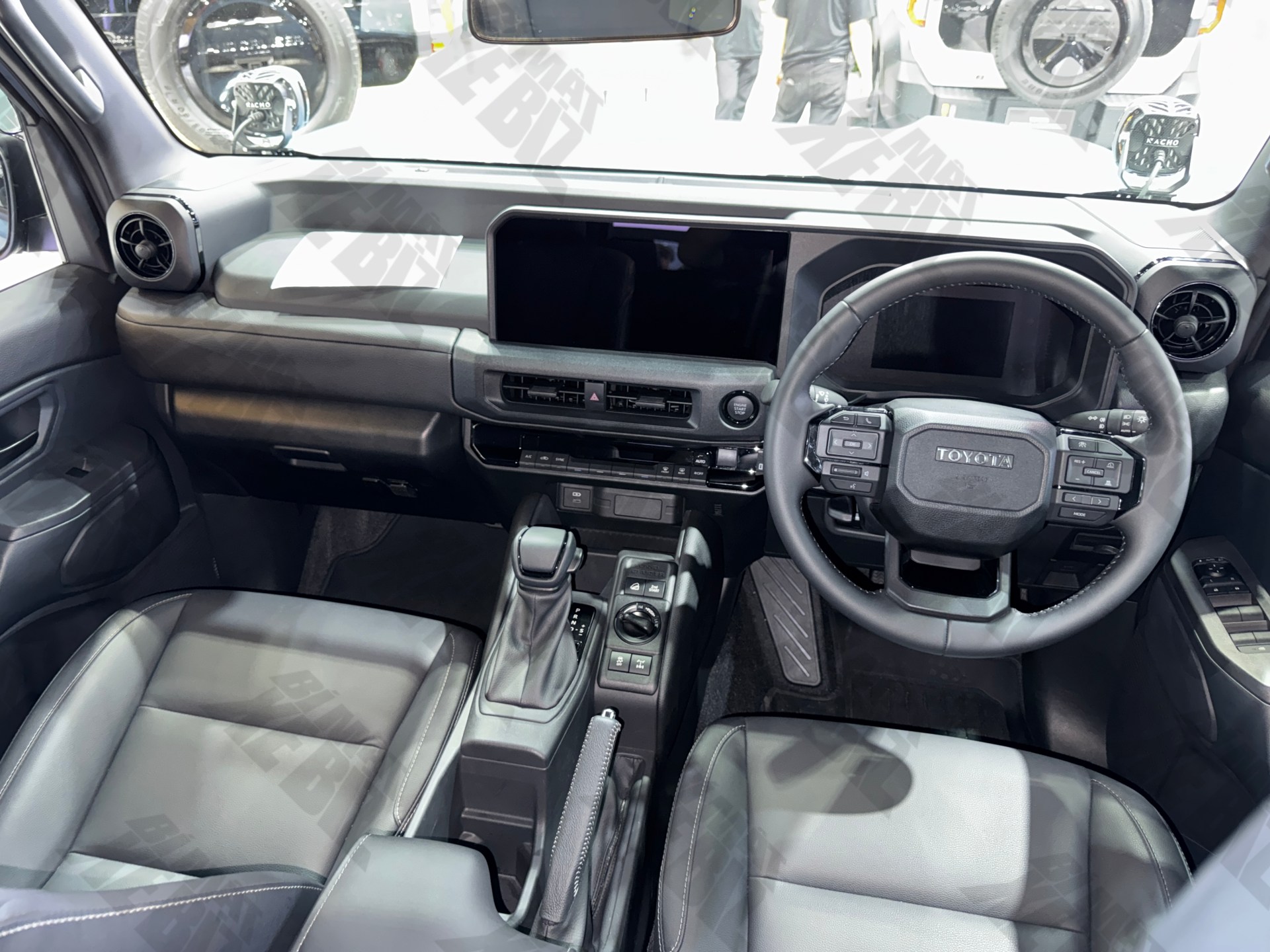 Nội thất xe có nhiều điểm giống Land Cruiser Prado và Hilux đời mới.