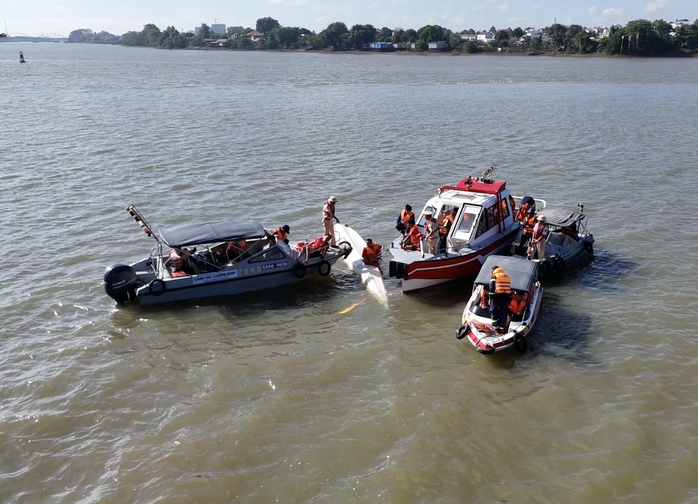 Lật thuyền đua trên sông Đồng Nai, 12 vận động viên rơi xuống sông - Ảnh 1.