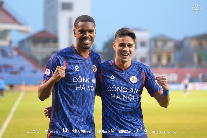 Vòng 16 V-League 2025-2026: Công an Hà Nội khẳng định vị thế anh cả - Alan ghi bàn mở tỉ số Alan ghi bàn mở tỉ số nhưng phải rời sân sớm vì chấn thương