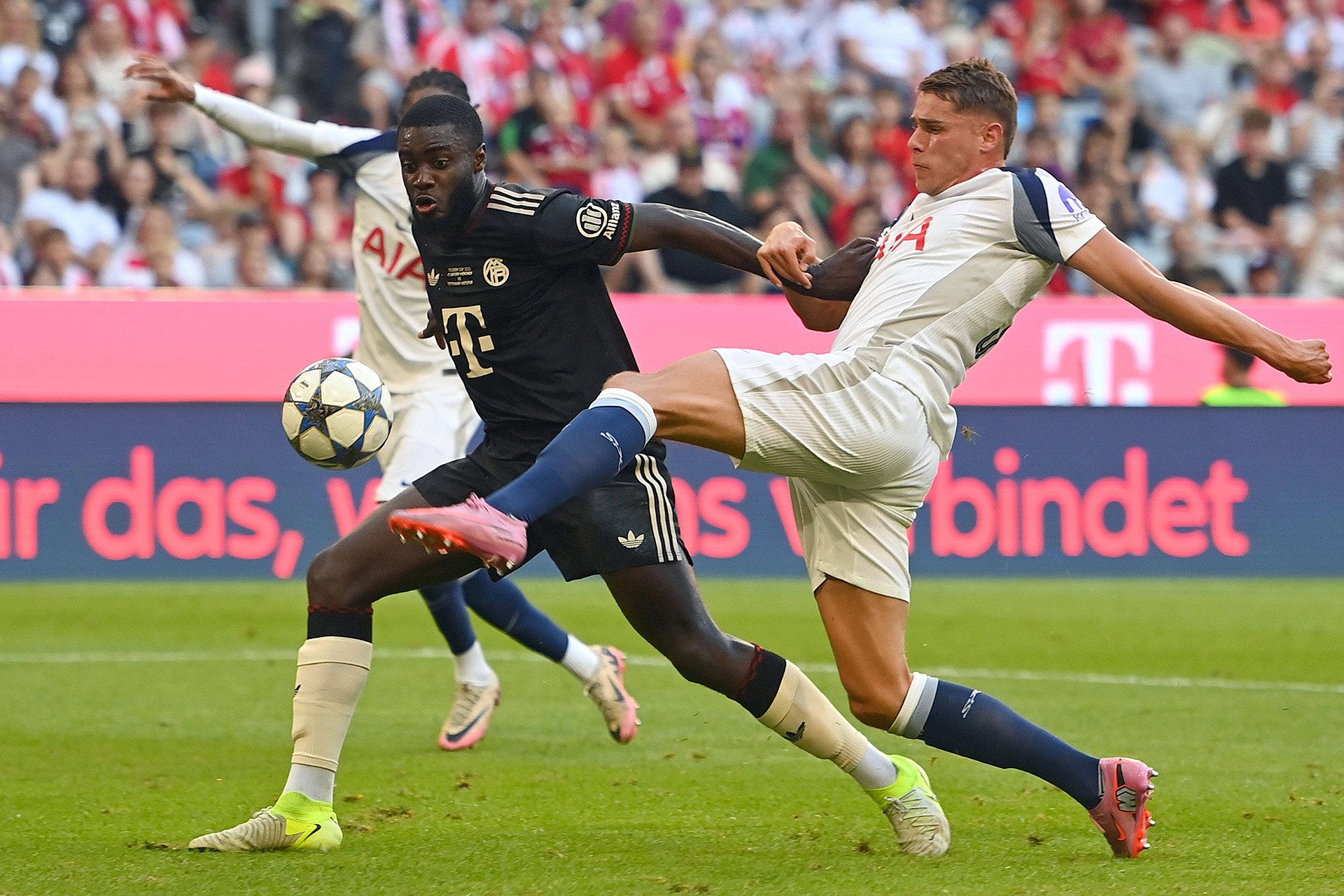 Dayot Upamecano trong màu áo Bayern Munich