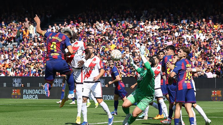 Barca giành điểm từ tình huống phạt góc