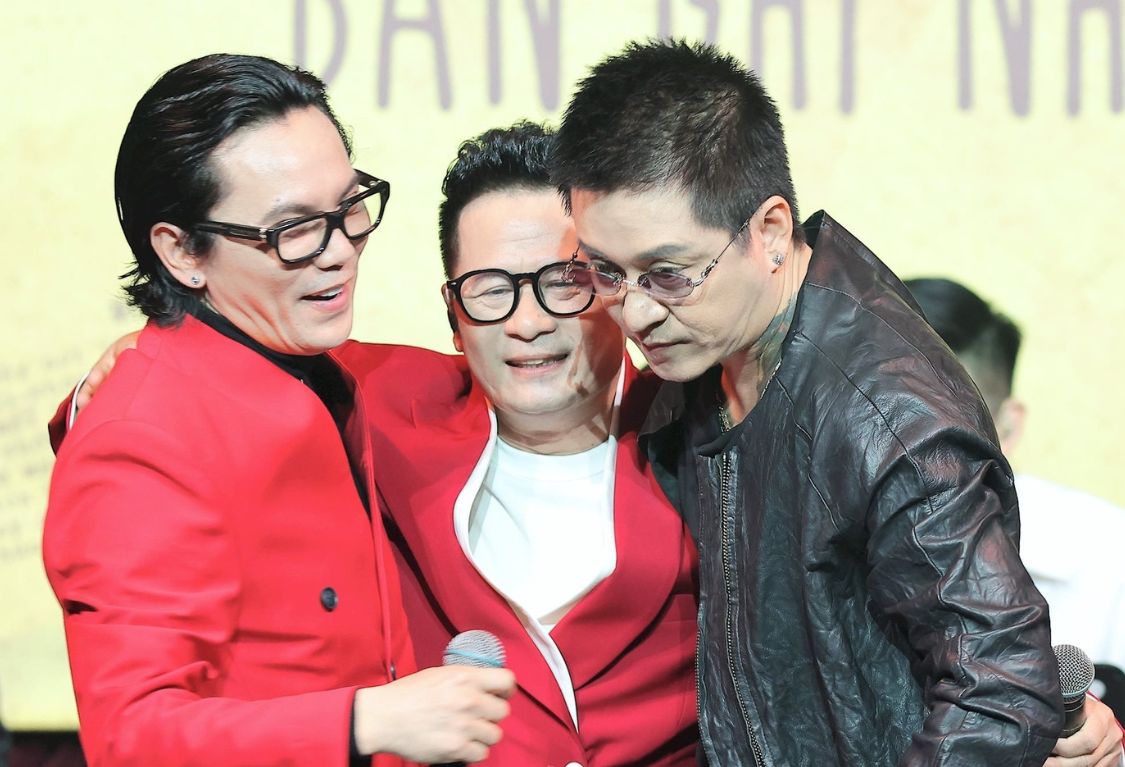 Lý do khiến Bằng Kiều tạm ngừng hoạt động ca hát?- Ảnh 1. Bằng Kiều biểu diễn cùng ban nhạc Quả Dưa Hấu