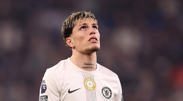 Alejandro Garnacho bị phạt nặng vì lái xe quá tốc độ. Alejandro Garnacho bị phạt nặng vì lái xe quá tốc độ.