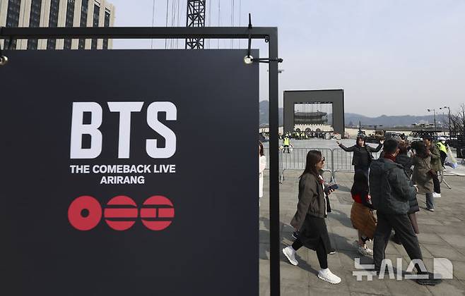 Cảnh sát chặn người mang dao, súng điện vì đêm nhạc BTS- Ảnh 5.