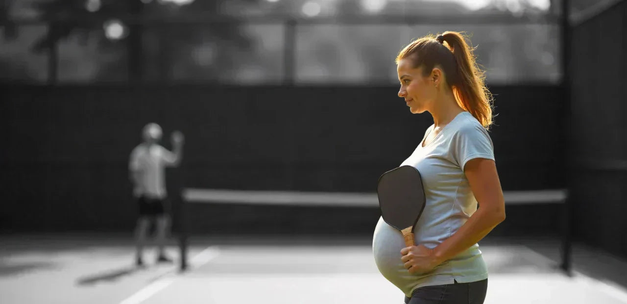 Thai phụ vận động nhẹ nhàng trên sân