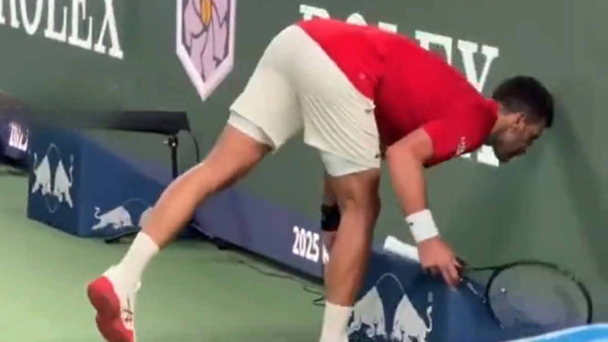 Djokovic nôn mửa, ngược dòng giành chiến thắng sau gần 3 giờ thi đấu - Ảnh 2. Djokovic nôn mửa trong trận đấu