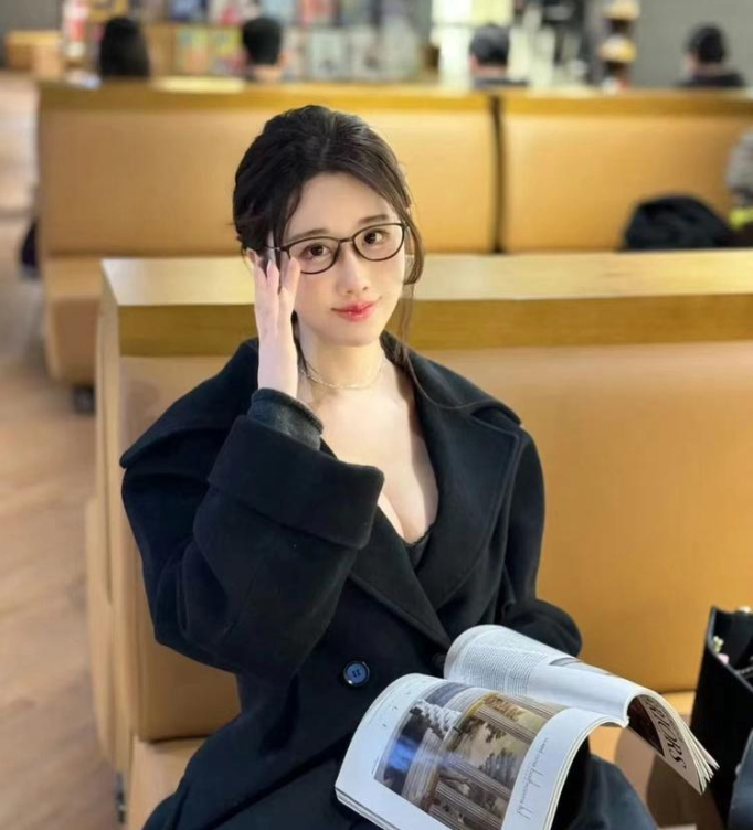 Nữ streamer gợi cảm thừa nhận vẫn độc thân, gây sốc khi tuyên bố đang 'lãng phí gen tốt của mình'