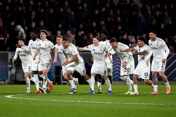 Nottingham Forest bước tiếp nhờ đối thủ phung phí cơ hội penalty