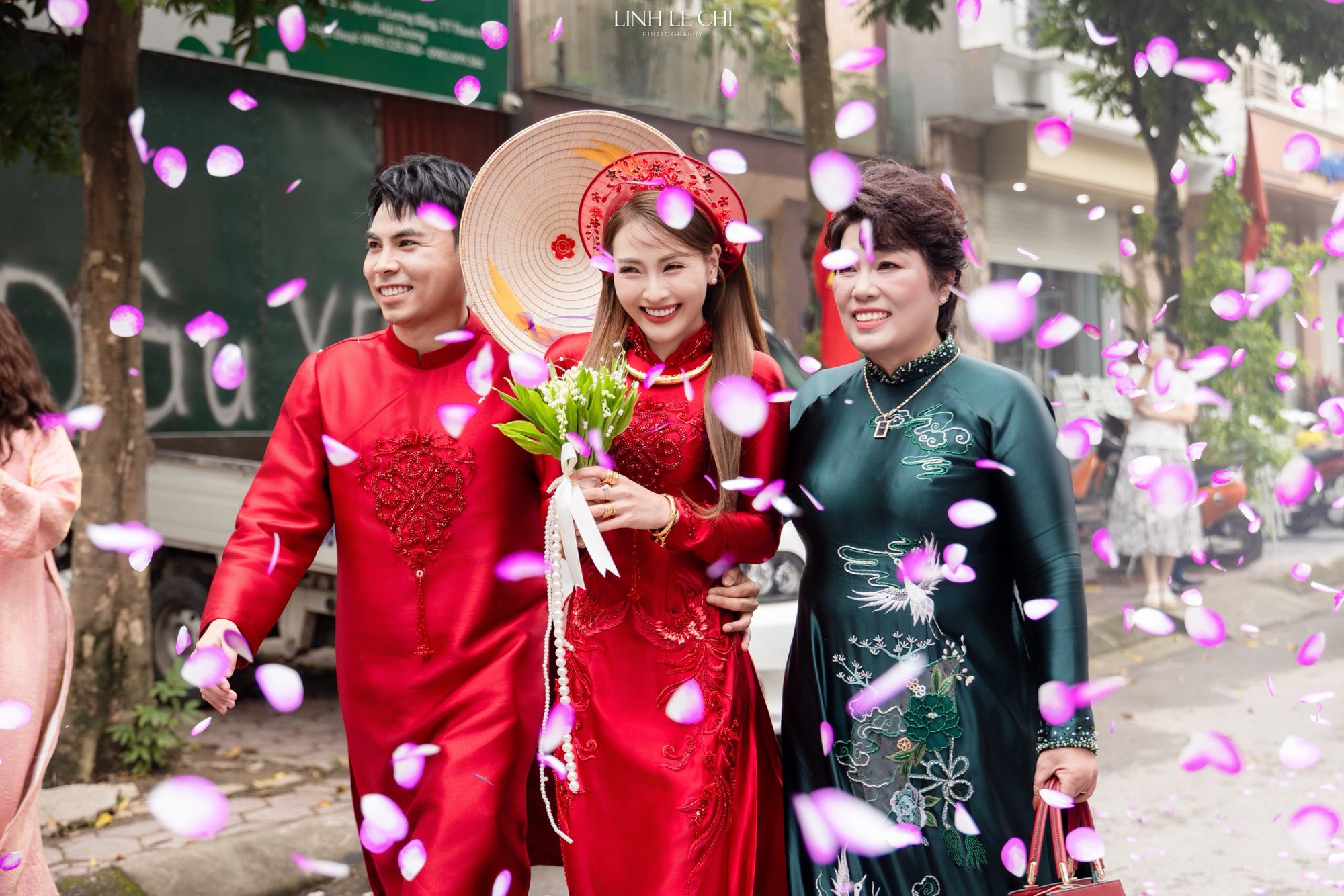 Mù Tạt thân mật bên mẹ chồng tại lễ cưới