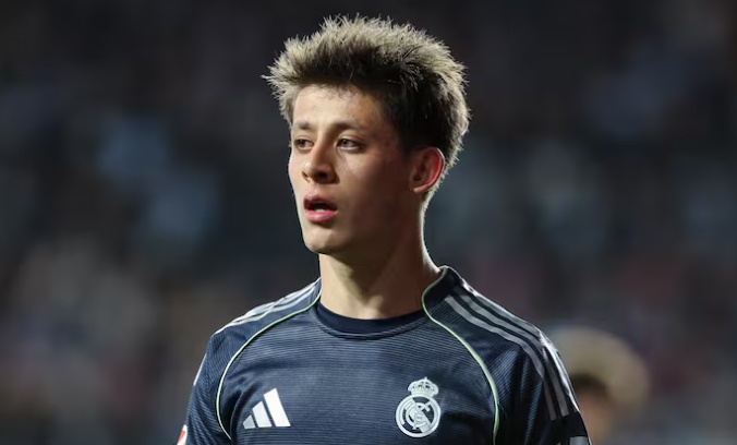 Arda Guler thể hiện thái độ khó chịu khi rời sân