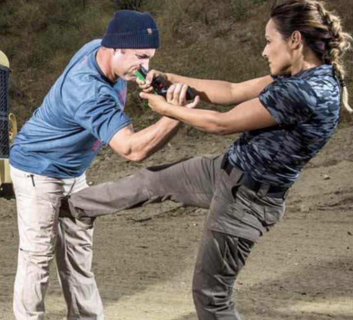 Kỹ thuật đá thẳng vào hạ bộ trong Krav Maga Một trong những kỹ thuật đầu tiên mà người học Krav Maga được dạy là cú đá thẳng vào hạ bộ.