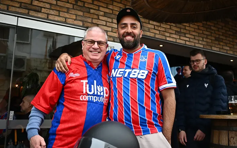 CĐV Crystal Palace Nhuộm Đỏ Đảo Síp Với “Chất Nét” Riêng