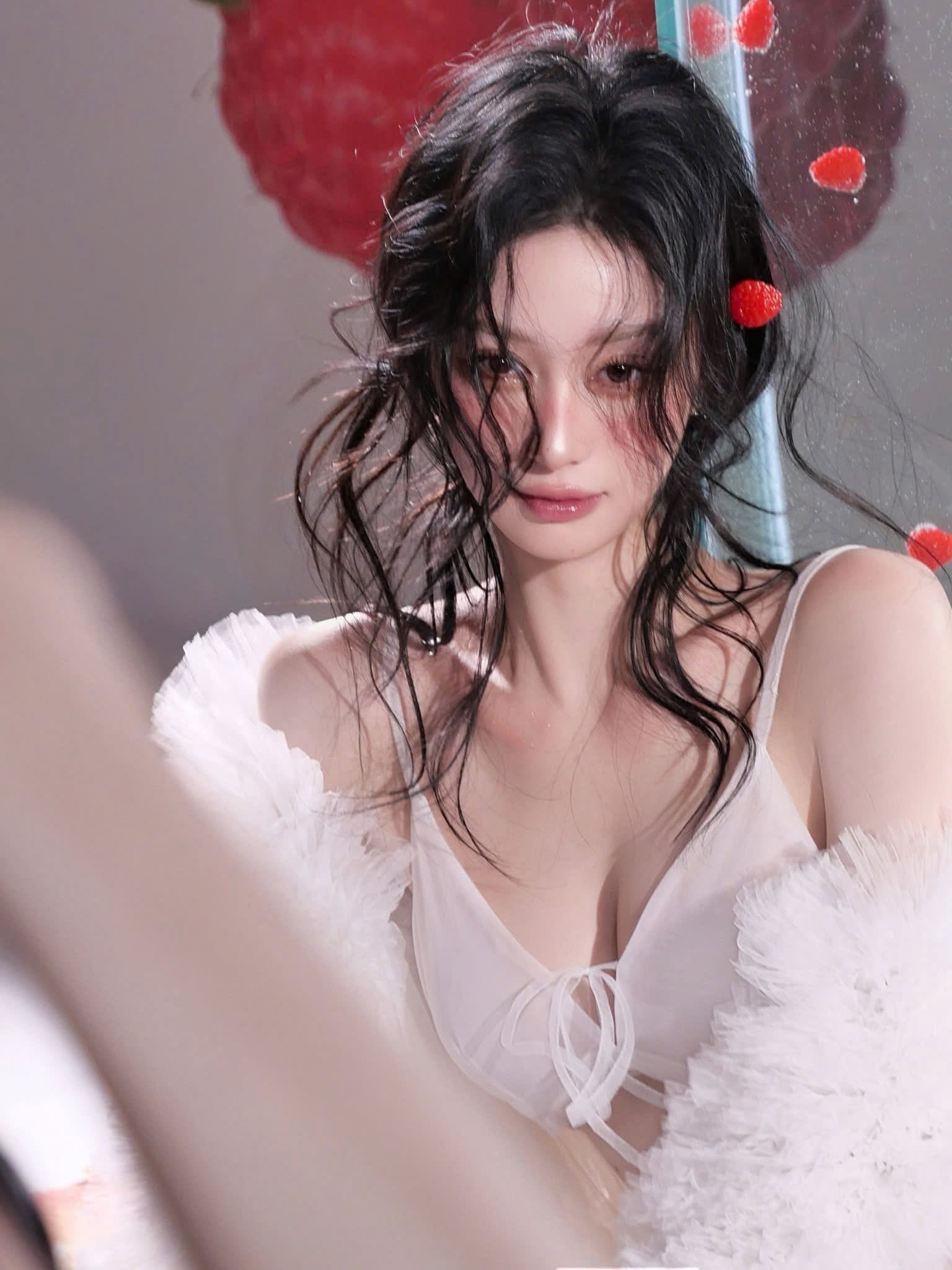 Jun Vũ che chắn vòng một trong cosplay Boa Hancock