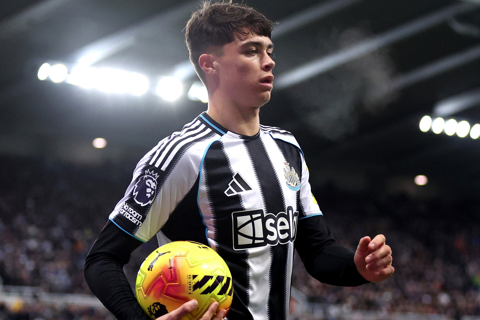 Tiền vệ trẻ Lewis Miley