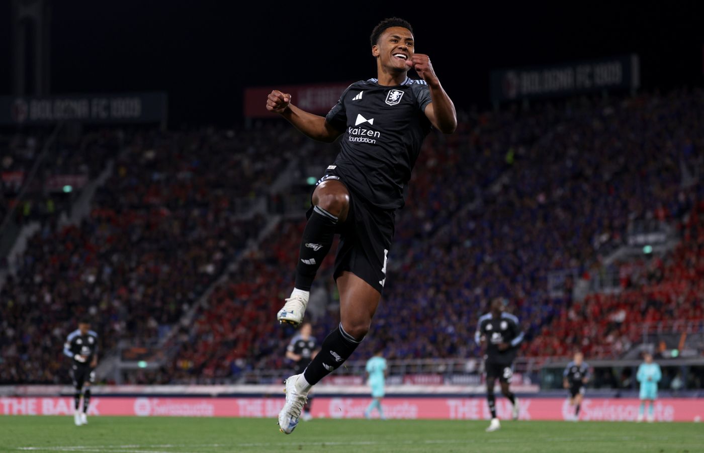 Watkins đã có một ngày thi đấu thành công. Watkins thi đấu xuất sắc