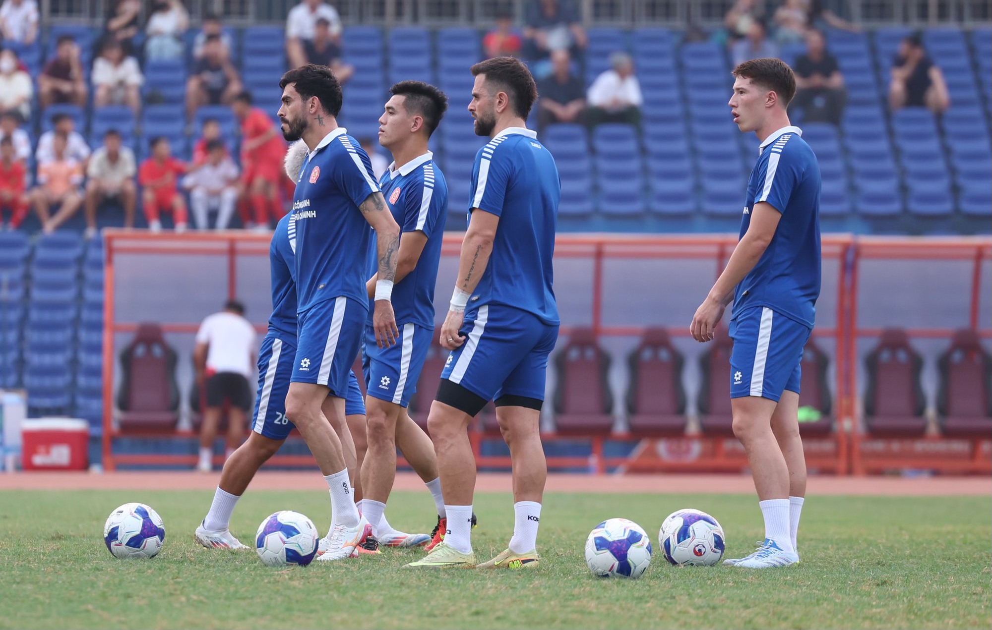 Hàng phòng ngự Thanh Hóa bịt kín đường vào khung thành