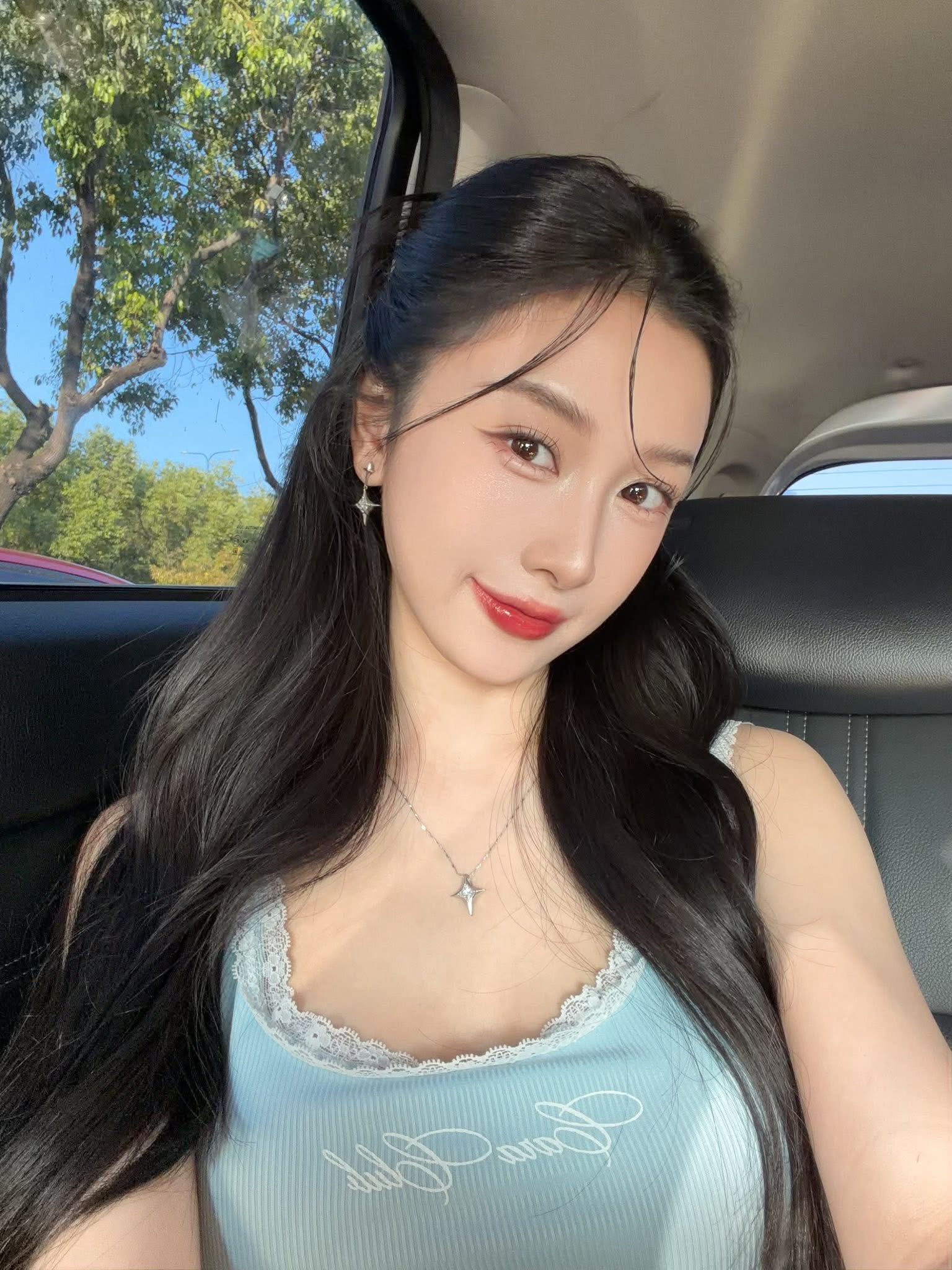 Phong cách kín đáo mà vẫn quyến rũ của Jun Vũ khi hóa thân boa hancock